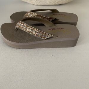 Skechers Yoga Foam Sandals Size 8.5 Flip Flop Wedge Bling Beach Summer Vacay